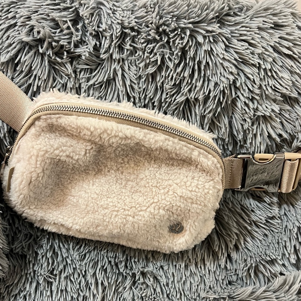 Lululemon Everywhere Belt Bag - Fleece